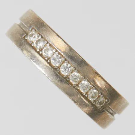 Ring med vita stenar stl:18, bredd 6mm, gravyr, 925/1000 silver Vikt: 6,3g Vikt: 6,3 g