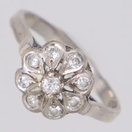 Ring med vita stenar stl:16¾, bredd 10mm, 925/1000 silver Vikt: 2,2 g