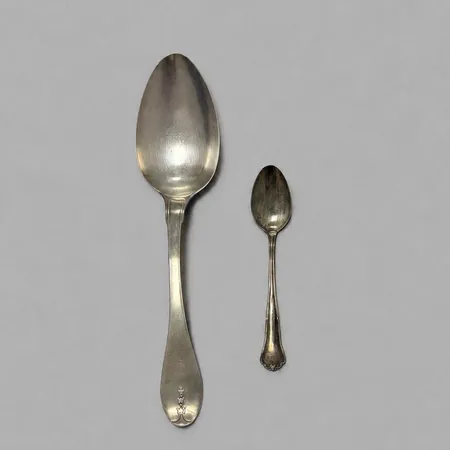 2 Skedar längd 11,5-20,7cm, gravyr, 830/1000 silver Vikt: 66,9 g