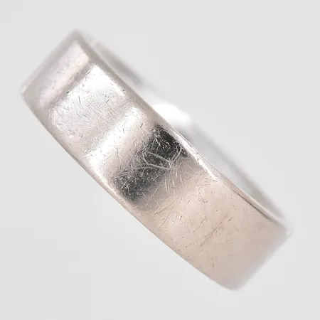 Ring vitguld stl:20¼ bredd 7mm graverad 18K Vikt: 13,2 g