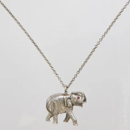 Kedja med integrerat hänge, elefant, röda stenar, längd ca 80cm, 925/1000 silver Vikt: 77,5g Vikt: 77,5 g