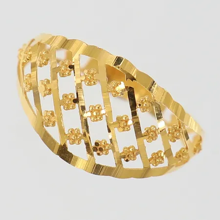 Ring med genombruten dekor stl:17¼ bredd 2,4-11mm skev 21K.  Vikt: 1,2 g