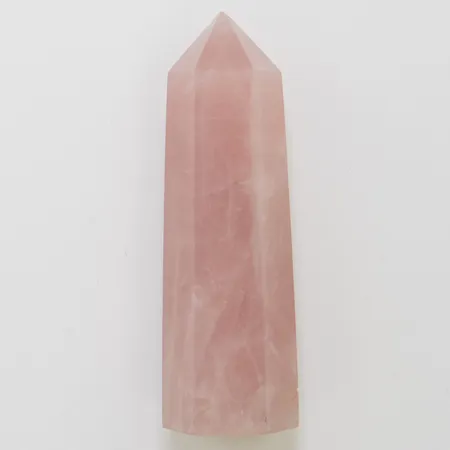 Rosenkvartstorn, höjd 9,1cm, bredd ca 30mm, skador, Vikt: 115,4g