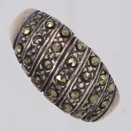 Ring med markasiter stl:18, bredd 10mm, vind, 925/1000 silver Vikt: 3,6 g