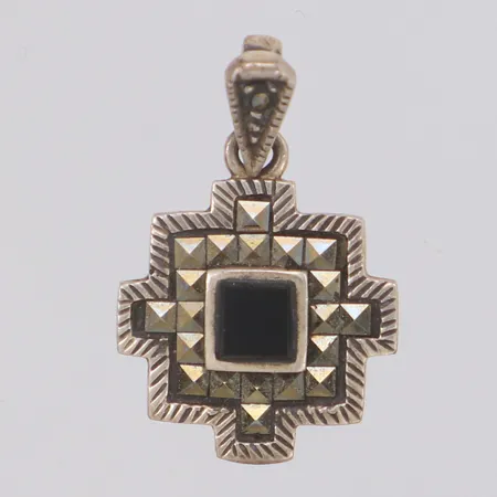 Hänge med onyxplatta och pyrit längd 25mm, bredd 16mm, 925/1000 silver Vikt: 2,7 g