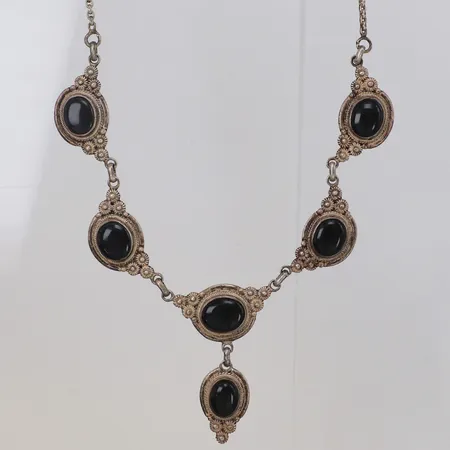 Collier med svarta stenar, längd 39cm, bredd 1mm-4cm, 925/1000 silver Vikt: 26 g
