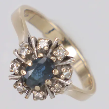 Ring med diamanter ca 8 x 0,01ct och blå sten, möjligen syntetisk safir, stl:17¼, bredd 11,4, sneda klor, 18K Vikt: 4 g