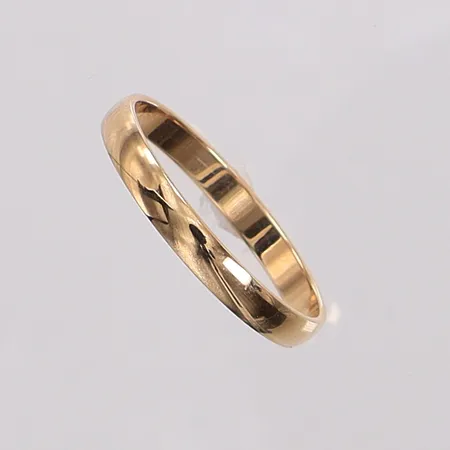Ring slät stl:20¼, bredd ca 3mm, gravyr, 18K Vikt: 2,7 g