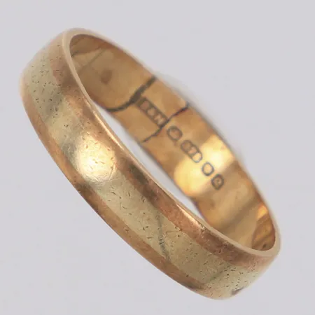 Ring slät stl:17¾, bredd 4mm, gravyr, skadad skena, 9K Vikt: 2,1 g