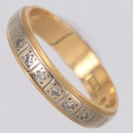 Ring med diamanter 6 x ca 0,01ct, 8/8-slipade, stl:16½, bredd 4mm, vitguld/ gulguld, gravyr, 18K Vikt: 3,1 g