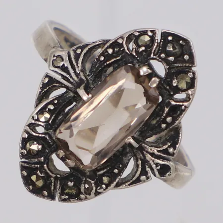 Ring med vit sten och markasiter stl:17¼, bredd 20mm, importstämplad, vind, 830/1000 silver Vikt: 3,4 g
