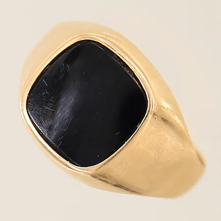 Klackring med onyx stl:19½ bredd 3,6-13,5mm, repig sten 18K Vikt: 3,7 g