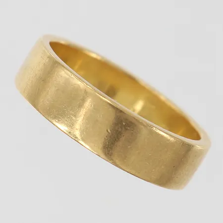 Ring slät stl:20 bredd 6mm gravyr 18K.  Vikt: 9,7 g