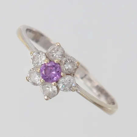 Ring med vita stenar samt lila sten stl 18 bredd ca 2-8mm, vitguld 18K Vikt: 2 g