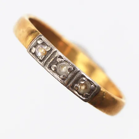 Ring med vita stenar, stl:17½, bredd:3mm, ojämn form, 23K. Vikt: 3,8 g