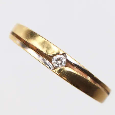 Ring med vit sten, stl:18¾, bredd:2,1mm, ojämn skena, 18K. Vikt: 2,1 g