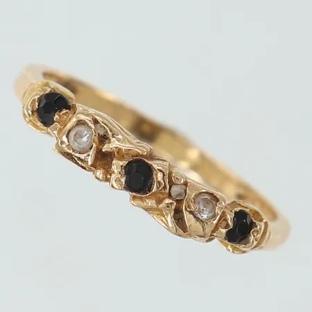 Ring med stenar stl:16¼ bredd 1,6-3,2mm 18K. Vikt: 1,8 g