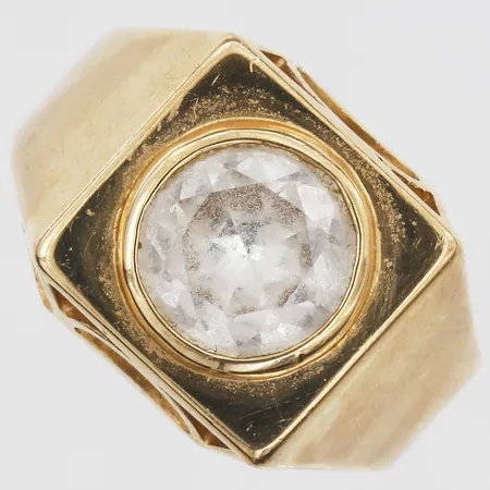 Klackring med bergkristall stl 16¾, bredd 4-13mm, Sundells Guld, Finspång år 1967, 18K. Vikt: 8,9 g
