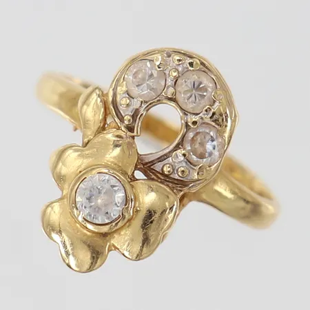 Ring med vita stenar stl:14 bredd 1,5-14mm bucklig 18K.  Vikt: 1,7 g