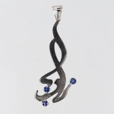 Hänge med safirer 3 x ca 0,10ct 49x18mm ink ögla vitguld 18K. Vikt: 5,4 g