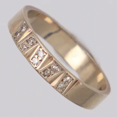 Ring med diamanter 10x ca 0,01ct 8/8-slipade stl:18, bredd 3,7mm, vitguld, behov av omrodiering, 18K Vikt: 3,7 g