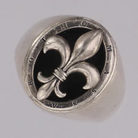 Ring Rebel at heart Thomas Sabo, Fransklilja med onyx stl:19½ eller stl 62, bredd 20mm repor silver 925/1000 Vikt: 19,4 g