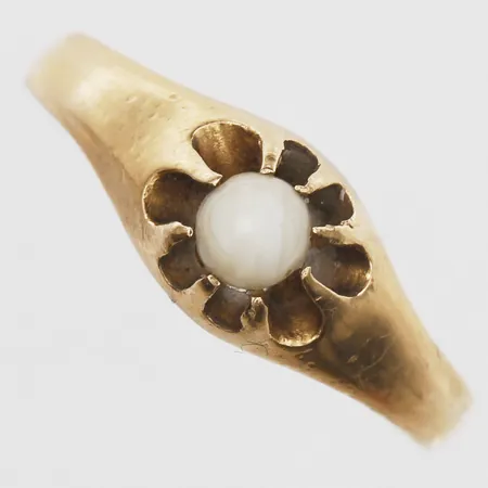 Ring med pärla stl 17½, bredd 2-7mm, skadad pärla, bruksslitage, 18K. Vikt: 2,4 g
