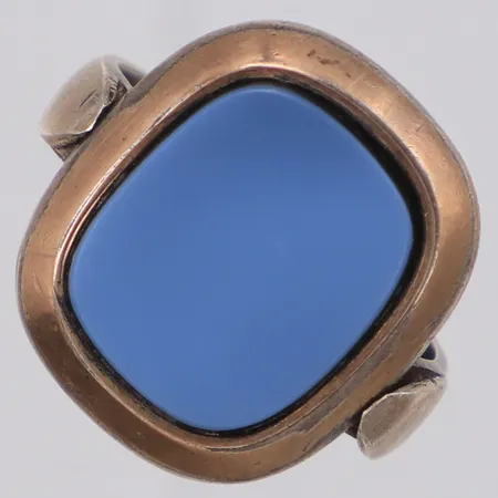 Ring med svart/ blå platta, stl:16¾, bredd 18,7mm, 925/1000 silver Vikt: 7,2 g