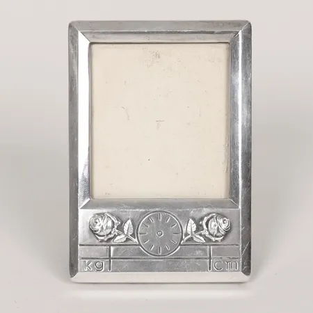Fotoram höjd 10cm bredd 7cm, finska stämplar, slitage, silver 830/1000, bruttovikt: 72,8g. 
