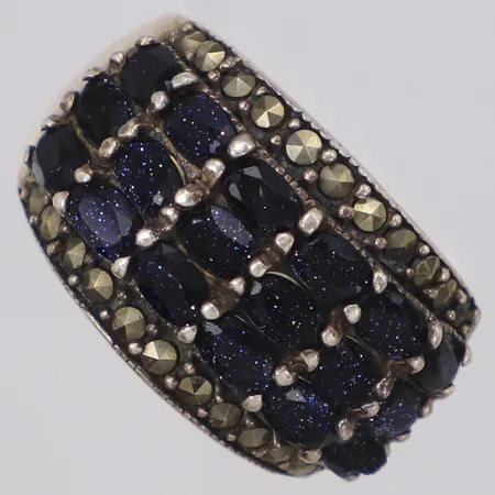 Ring med blå stenar och markasiter stl:18¾, bredd 15,7mm, vind, skadade stenar, 925/1000 silver Vikt: 11,6 g