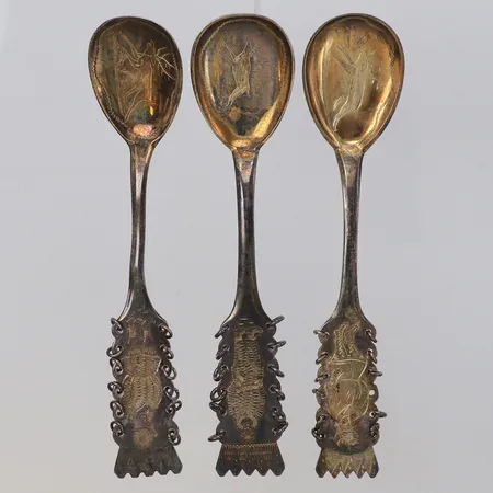 3 Skedar med samemotiv 11,4cm, gravyr, 830/1000 silver Vikt: 44,2 g
