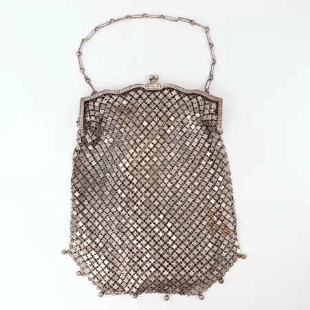 Aftonväska i silver längd ca 19cm, bredd 16cm, kedja ca 20cm, tyg insida, fläckig, smuts, Bruttovikt. 207,5g.