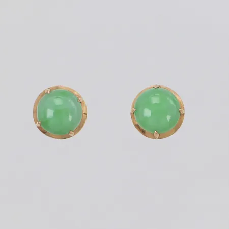 Ett par örhängen med cabochonslipade gröna stenar möjligen jadeit, Ø ca 11mm, 14K Vikt: 3,3 g
