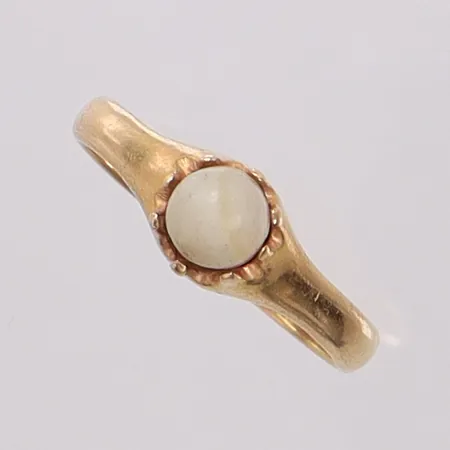 Ring med odlad pärla ca Ø5,3mm, stl:18¾ bredd 2,6mm, kraftigt sliten pärla, slitna klor. 18K Vikt: 3,3 g