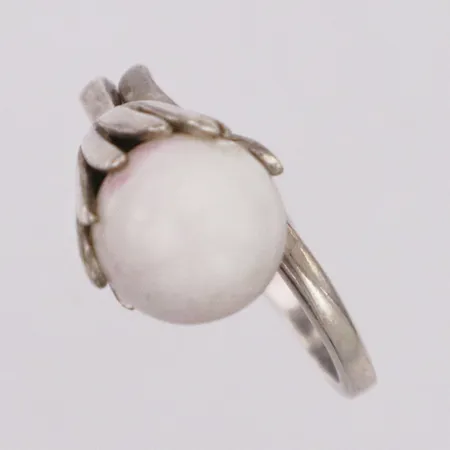 Ring med pärlimitation stl:ca16½ bredd 11,1mm sliten pärla skev silver 925/1000 Vikt: 4,4 g
