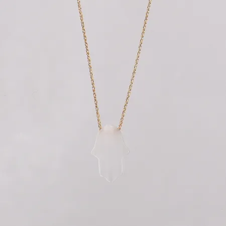 Kedja med hänge Fatimas hand i plast längd ca 37cm bredd 0,8-14,8mm, något skev ändögla, 21K bruttovikt 1,7g Vikt: 1,7 g