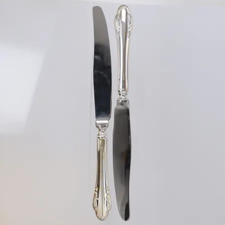 2 Matknivar modell Haga, längd 21,5cm, rostfritt blad, nyskick, 830/1000 silver. Bruttovikt 131,8g Vikt: 131,8 g