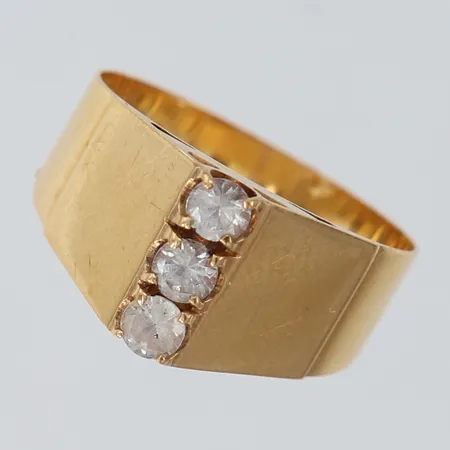 Ring med vita stenar stl:17½. bredd 9,4mm, 18K Vikt: 3,6 g