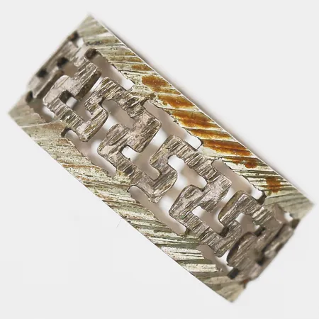 Ring med genombruten dekor stl15¾, bredd 7mm, silver 925/1000. Vikt: 1,5 g
