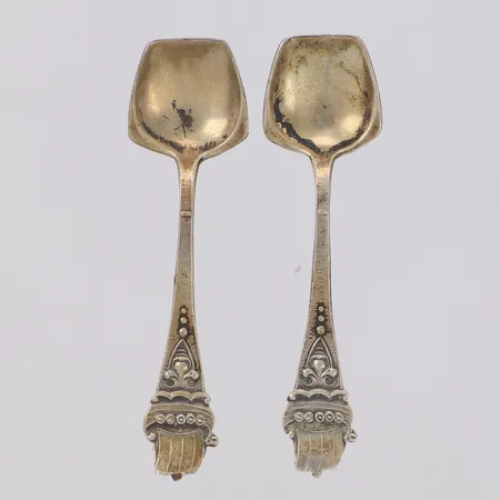 2 Saltskedar med dekor av vikingaskepp, längd ca 56mm, Brøderne Lohne, Bergen, Norge, 830/1000 silver Vikt: 6,5 g