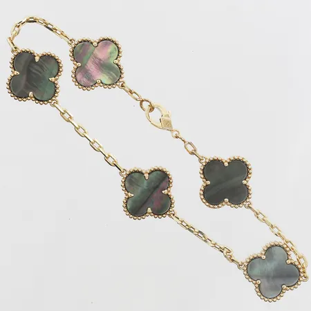 Armband Van Cleef & Arpels Alhambra 5 motiv med pärlemor, längd 20cm, bredd 2-15mm, serie-nr:JG393828, ref-nr:VCARA41800 kvitto från Selfridges & Co, London år 2023, garantikort daterat 2019, putsduk, etui, ytterkartong med mindre fläckar, påse, 18K. Vikt: 10,7 g