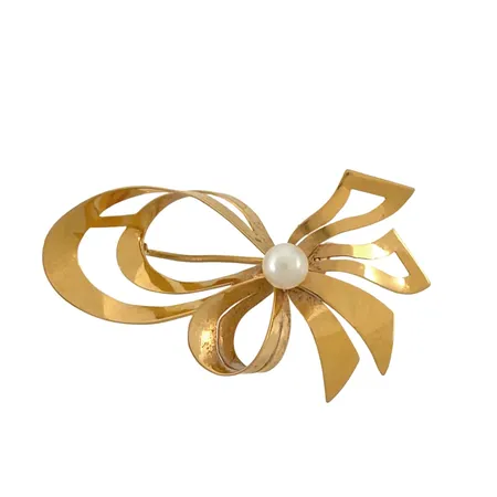 Brosch i 18K guld, odlad Pärla Ø 4 mm, blåvitrosa ton, god lyster, svensk kontrollstämpel, broschens längd 39 mm, bredd 22 mm, små ojämnheter Vikt: 3 g