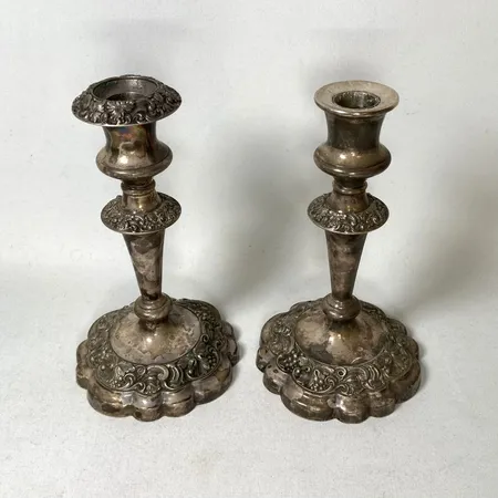 Ett par ljusstakar höjd 19cm, England, nysilver, troligen 1900-talets första hälft, bruksslitage, saknar en ljuspipa Vikt: 0 g Skickas med paket.