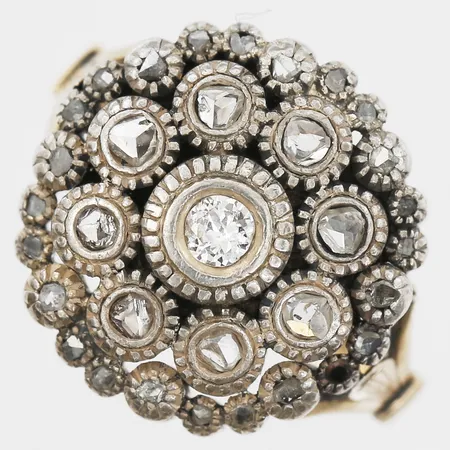 Ring med diamant ca 0,10ct och rosenstenar, en sten saknas, stl 18¾, bredd 2-17mm, fattning i silver, skena med lagning i 18K  Vikt: 7,5 g