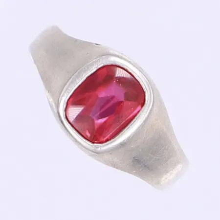 Ring med röd sten stl:18¼ bredd 3-10mm 925/1000 silver  Vikt: 3,2 g