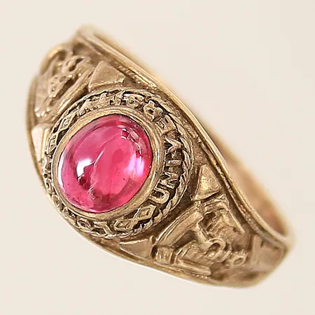 Ring med röd sten stl:20½ bredd 3,4-12,5mm text London University skev 9K Vikt: 7,3 g
