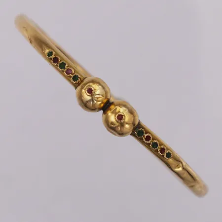 Armring gröna och röda stenar, bucklig längd ca 60x60mm 22K Vikt: 11,4 g