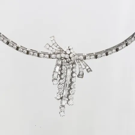 Collier halvstelt med briljantslipade samt baguetteslipade diamanter totalt ca 10,00ctv, längd ca 40cm, bredd 4-25mm, etui, vitguld, 18K Vikt: 46,9 g