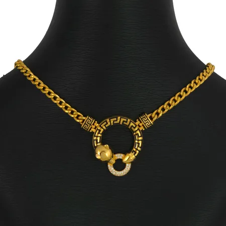 Collier i 18K guld, emalj, vita stenar, ej massiv kedja, några små ojämnheter i kedjan, tillverkarstämpel YLG, ej finhaltsstämplad, collierets längd 48,0 cm, kedjans bredd 5 mm, tjocklek 2,5 mm, det integrerade hängets bredd 26 mm, fint skick Vikt: 23 g