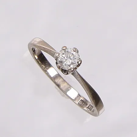 Ring med diamant 0,20ct enligt gravyr, stl:16 bredd 1,9-4,7mm, vitguld. 18K Vikt: 2,6 g